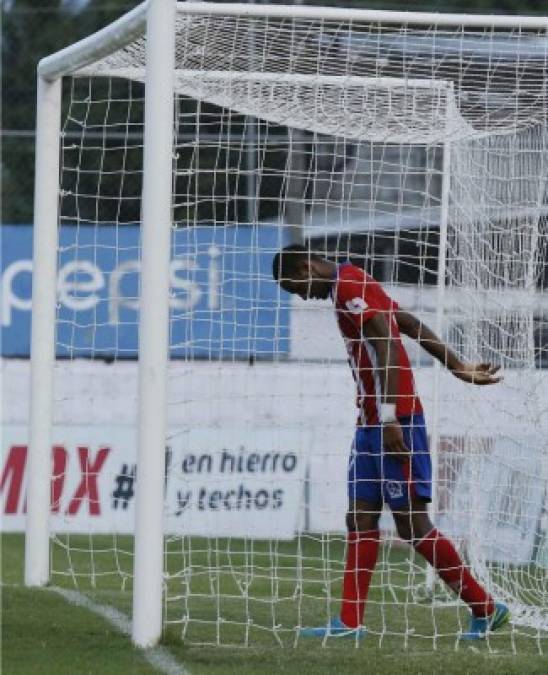 Jerry Bengtson se lamenta tras fallar una ocasión contra el Platense.