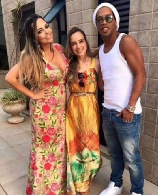 Priscilla Coelho y Beatriz Souza son las dos mujeres que acompañan, desde hace poco más de dos años, al ex jugador de 38 años, quien le pidió matrimonio a ambas en enero del año pasado según informó el medio brasileño, el cual indicó que les dio el mismo anillo, uno a cada una.