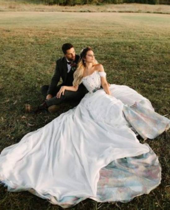 Las imágenes muestran a la pareja disfrutar de la naturaleza y es que ellos optaron por hacer su boda en un rancho rústico.