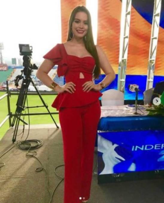 Sthephany Rivera - Presentadora de Canal 11.