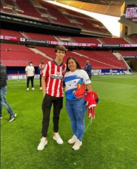 Aprovechó la oportunidad para fotografiarse junto al portugués Joao Félix. Lució Cerrato una camisa con la bandera de Honduras y una guacamaya.