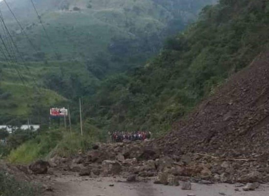 Video: Derrumbe bloquea el paso entre Cofradía y San Pedro Sula
