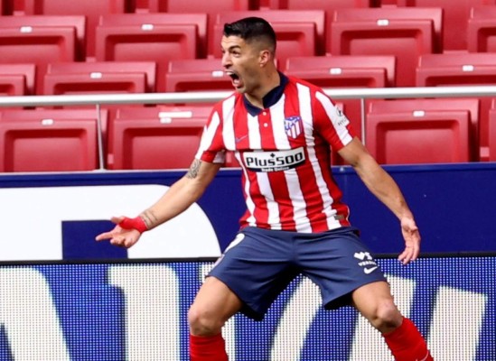 El delantero uruguayo del Atlético de Madrid Luis Suárez celebra el primer gol conseguido ante el Real Madrid durante el partido de Liga que disputaron en el estadio Wanda Metropolitano de Madrid.EFE/JuanJo Martín