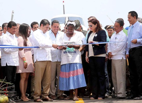 Presidente de Honduras inaugura aeródromo de Tela