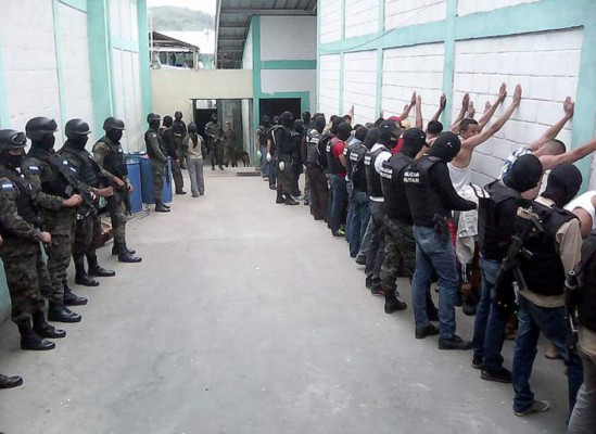 Decomisan armas y drogas en cárcel de Juticalpa