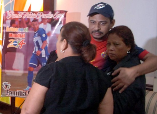 'Yo no quería que fuera futbolista': Madre de Peralta