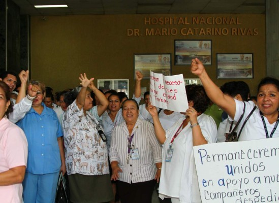 Plantón evita audiencias de descargo por caso de bebé quemada