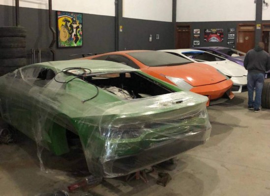 Descubren fábrica clandestina que falsificaba autos Ferrari y Lamborghini