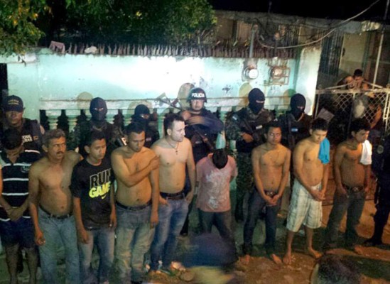 Fusina captura a 10 personas en allanamientos en Chamelecón