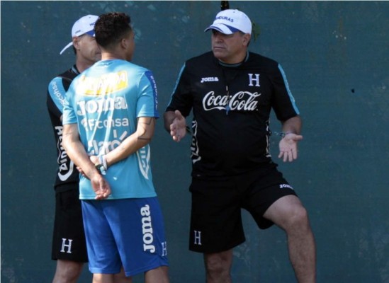 Luis Suárez se pone serio con Arnold Peralta