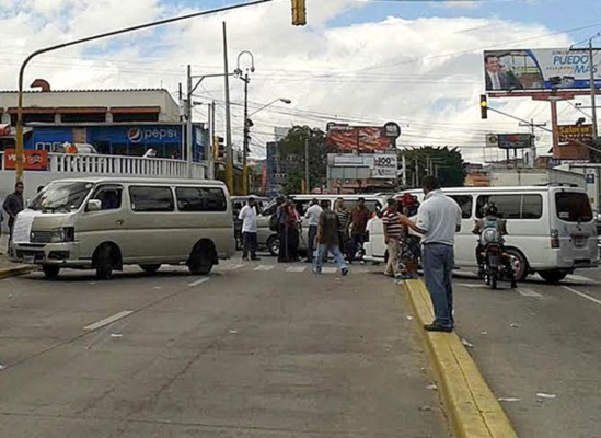 Rapiditos bloquean entrada al aeropuerto Toncontín en Tegucigalpa