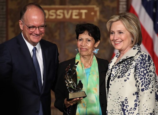 Hondureña recibe Premio Hillary Clinton por defender a mujeres en Choloma  