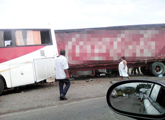 Un muerto deja choque entre un autobús y una rastra en Comayagua