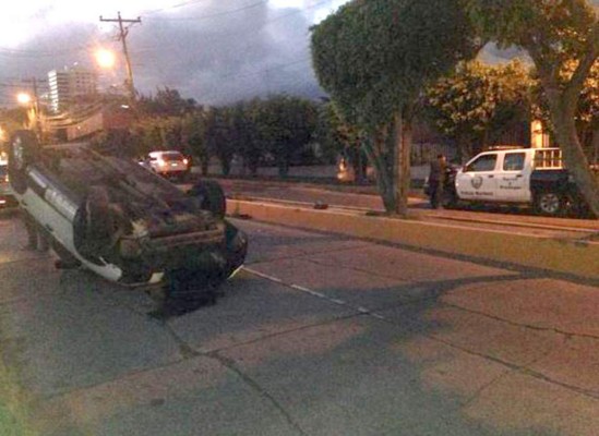 Camioneta se accidenta frente a colegio de Tegucigalpa