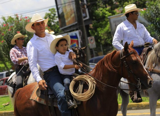 Con desfile hípico inicia la exposición ganadera de la Agas