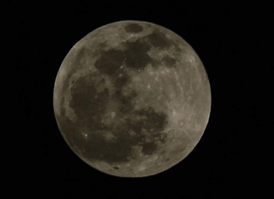¿Por qué se produce el eclipse de Luna total?