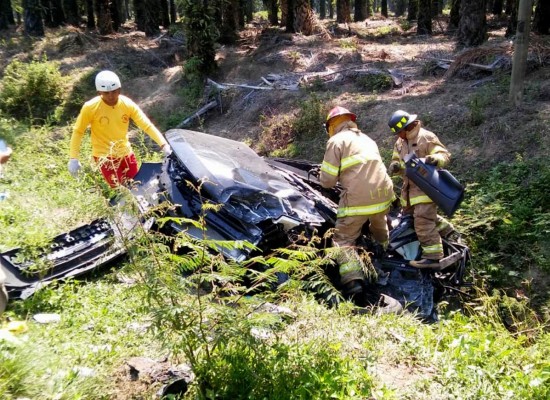 Un muerto y cuatro heridos deja choque en carretera a Tela