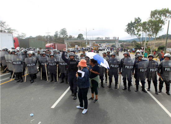 Protestan por bloqueo de llamadas en centros penales de Honduras