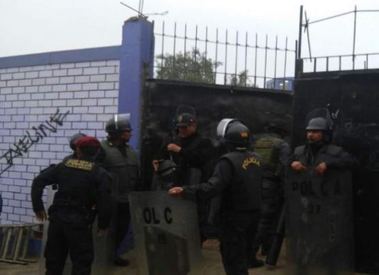 Asesinan a madre frente a sus cinco hijos en un colegio de Perú