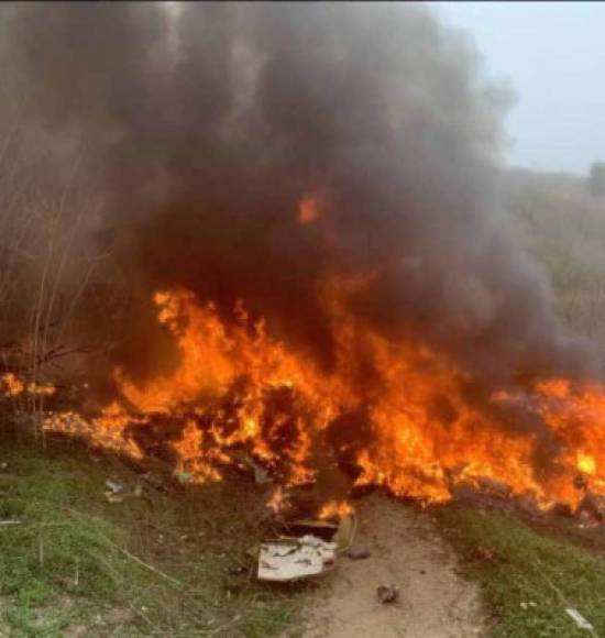 El portal TMZ también publicó esta imagen en donde se ve el helicóptero en llamas tras el accidente del pasado domingo.