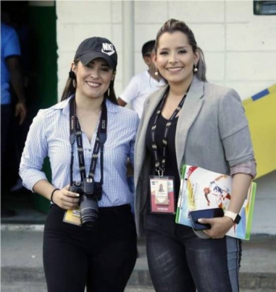 Las periodistas Tanya Rodríguez, de Televicentro, y Karla López dieron cobertura al partido Platense-UPN en el estadio Excélsior.