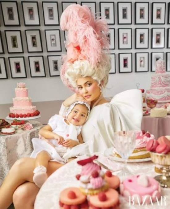 Siendo hija de una de las mujeres más famosas de la industria del maquillaje, Stormi ya es parte frecuente en algunas sesiones fotográficas de su madre, como la realizada para Harper Bazaar marzo 2020, en donde la pequeña acompañó a Kylie en algunas tomas en las que esta aparecía vestida de María Antonieta.