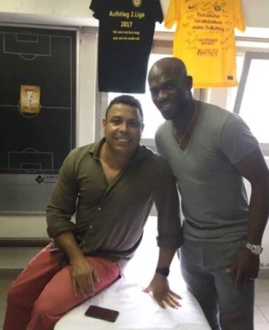 Muy orgulloso compartió David Suazo esta imagen junto Ronaldo, el hondureño se codea con varias estrellas del fútbol.