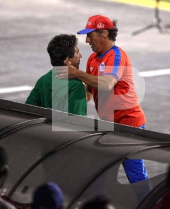 Pedro Troglio y Héctor Vargas se fundieron en un abrazo al final del partido.