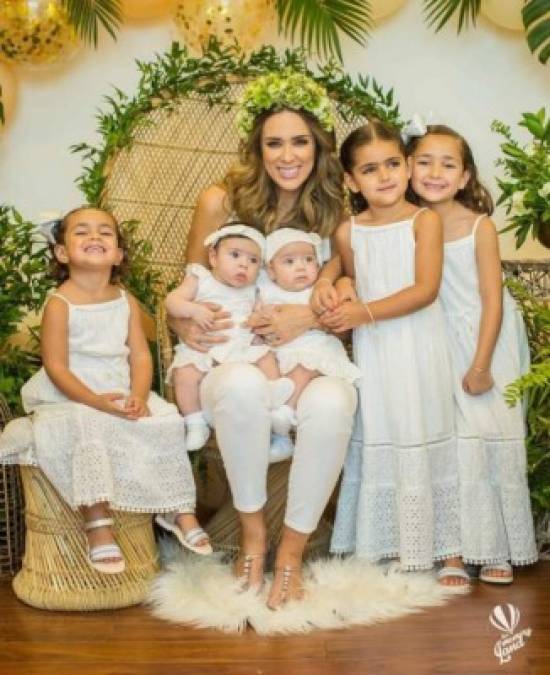 Jacqueline Bracamontes<br/><br/>'¡Felicidades a las mamás y a quienes tienen la fortuna de tener cerca a la suya! ¡Celebren!', escribió Jacky en su Instagram, en donde compartió varias fotos con sus hijas.
