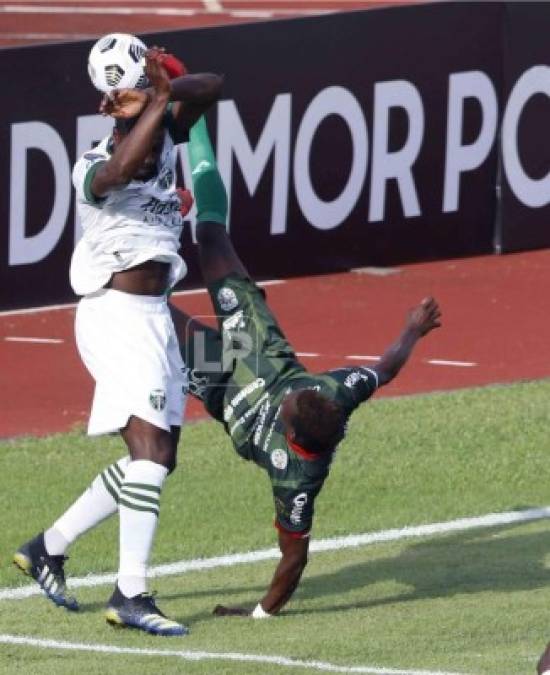 El delantero hondureño Brayan Castillo intentó este acrobático disparo en un lance del partido.