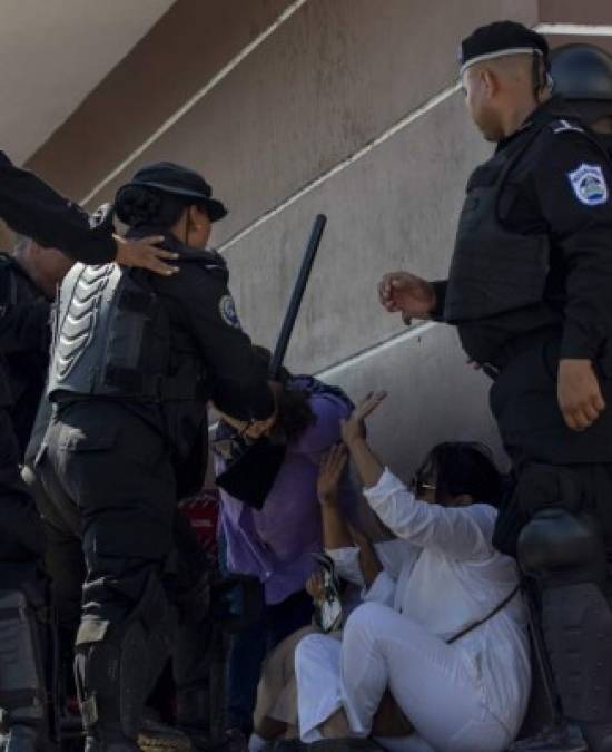 Los Policías golpearon a varias mujeres que participaban en la marcha contra el régimen de Ortega.