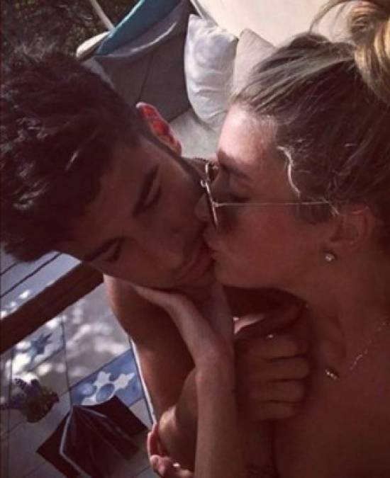 Marina Montaner besando a su novia, el futbolista del Real Madrid, Marco Asensio.