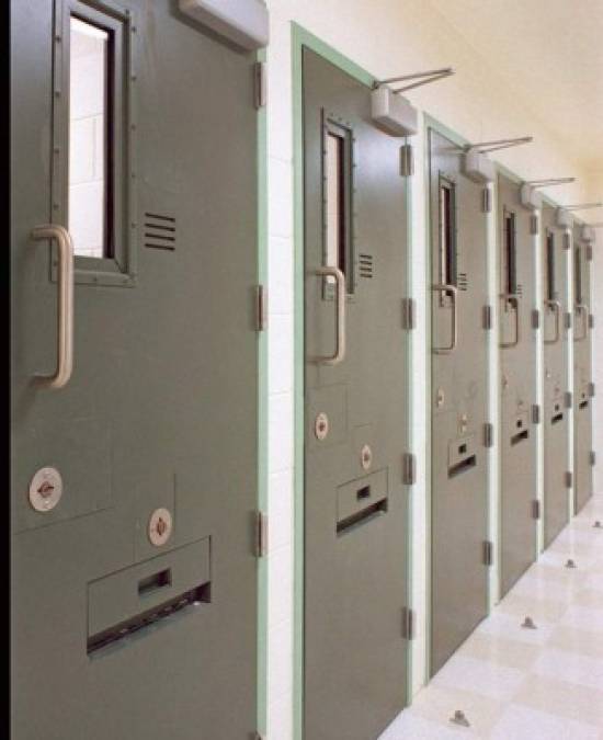 La prisión, ubicada en el condado de Fremont (Colorado), es el hogar del terrorista Ramzi Yousef, quien planeó el atentado de 1993 en el World Trade Center; del conspirador del 11 de septiembre de 2001, Zacarias Moussaoui, y del famoso 'Unabomber', Ted Kaczynski, entre otros.