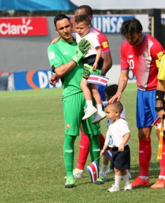 El niño no dejaba de llorar y Keylor no sabía ya que hacer.