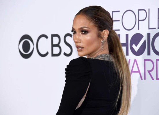 JLo causa revuelo con foto que dejó en evidencia el uso de Photoshop