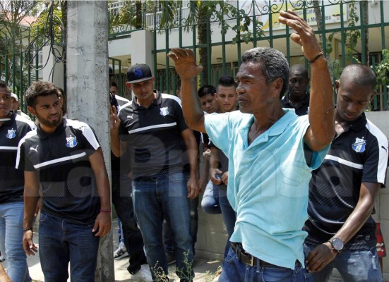 Futbolistas del Honduras Progreso atrapan ladrón que robaba baterías de carros