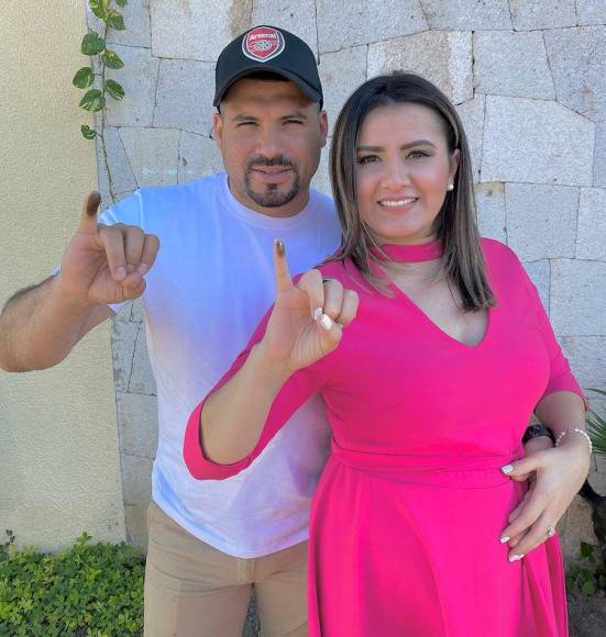 La periodista Cesia Mejía y su esposo Carlos Reyes ya ejercieron el sufragio.