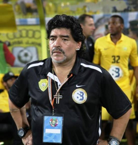 8. Los aros de diamante eran una parte clave en el estilo de Maradona. Pero en 2009, cuando el ex futbolista fue a Italia para someterse a un tratamiento para adelgazar, las autoridades confiscaron un aro por una deuda de millones de euros en impuestos que debe desde cuando jugaba para el Napoli en la década de 1980.<br/>