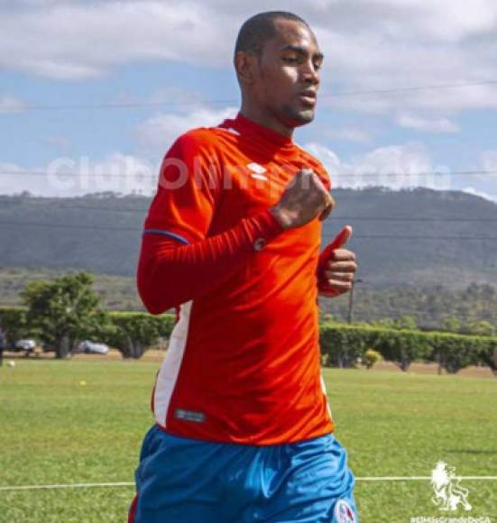 Jerry Bengtson: El delantero hondureño se sumó a la pretemporada del Olimpia y en los próximos días estaría llegando a un acuerdo para seguir en el club olimpista.