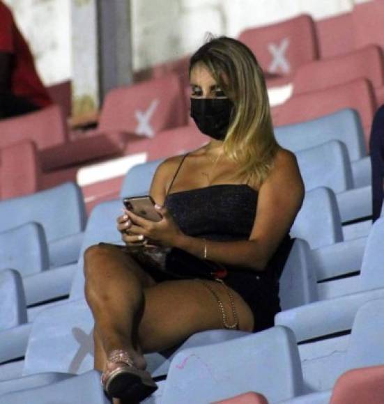 En las gradas del estadio Municipal Ceibeño cautivó ella. ¿Quién es? Es Magali Sanjurjo, la novia del jugador uruguayo del Vida, Guillermo Chavasco.