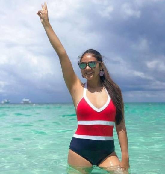 La modelo Ileana Bográn disfruta del sol en Roatán, Islas de la Bahía.