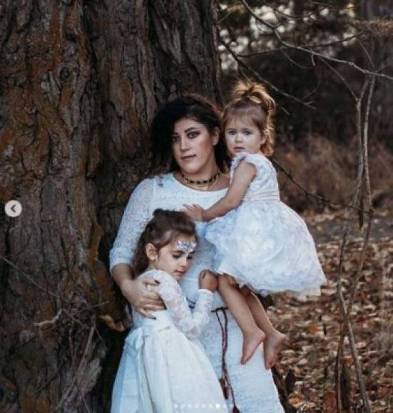 'Mis pequeñas brujas blancas', escribió una madre de Texas que compartió una foto junto a sus pequeñas hijas a las que llamó 'bellezas mágicas'.