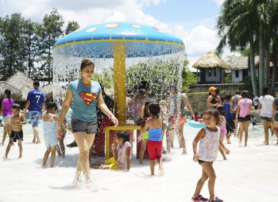 Hondureños abarrotan balnearios para conmemorar el Día del Niño