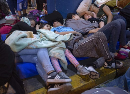 Venezuelan migrants wait to get a refugee application at the Peruvian border post at the binational border attention centre (CEBAF) in Tumbes on early June 14, 2019. - Some 6,000 Venezuelans have entered to Peru in the last two days, twice of the daily flow, as starting on June 15, 2019, Peru will require a humanitarian visa, in addition to the passport, to all Venezuelan citizens who wish to enter the country alleging security reasons. (Photo by Cris BOURONCLE / AFP)