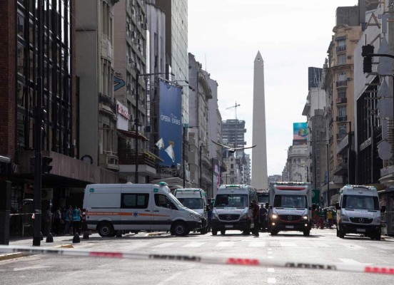 Dos muertos y más de 40 heridos en incendio de un hotel en Argentina