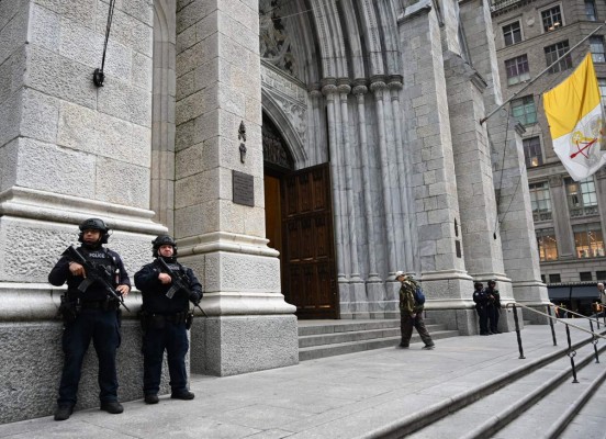 Detienen a hombre que intentaba entrar con gasolina en catedral de Nueva York