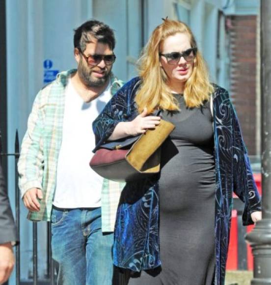 Adele y su novio, Simon Konecki, anunciaron que estaban esperando su primer hijo. Konecki trajo la felicidad a la cantante después de que su exnovio le rompiera el corazón.