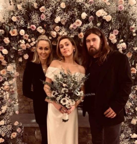 Poco después de que Miley Cyrus publicara las fotos junto a Liam Hemsworth, la madre de la cantante, Tish Cyrus se animó a compartir más instantáneas de la boda íntima de la su hija.