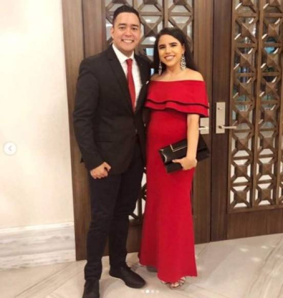 La productora de televisión Nicole Fuentes acompañada del músico Nimrod llegaron muy elegantes a una de las bodas más comentadas en Honduras.