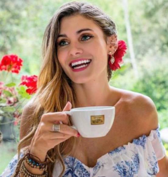 Isabela es la bella esposa del defensor argentino Bonjour que llegó al Olimpia. La chica demuestra su carisma en redes sociales.